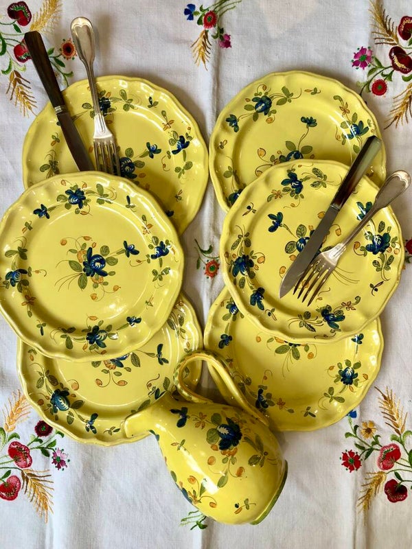 assiettes et pichet en faïence Stannifères