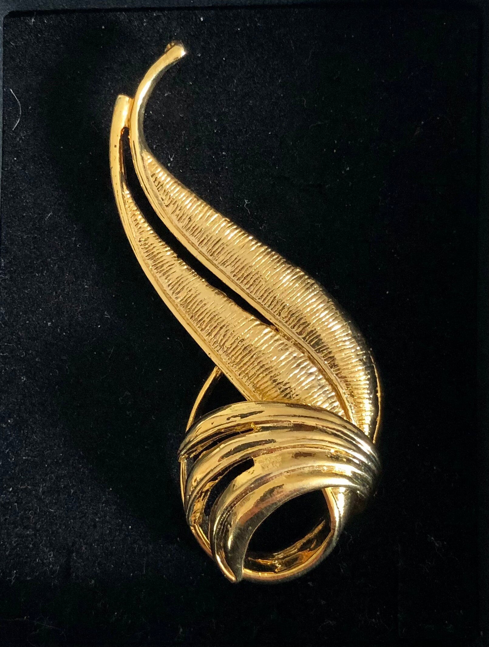 Broche dorée
