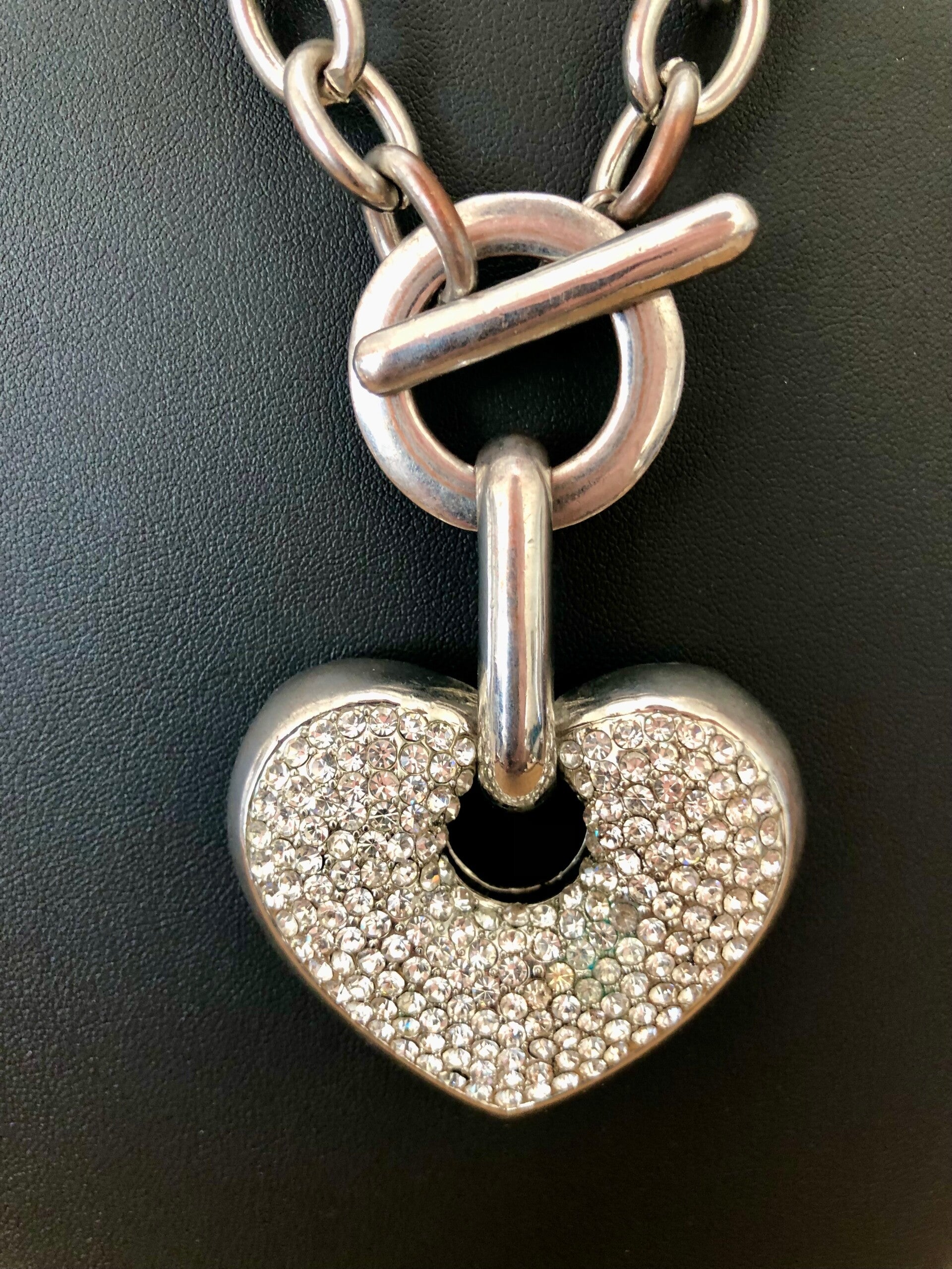 Incroyable collier Cœur pavé de cristaux