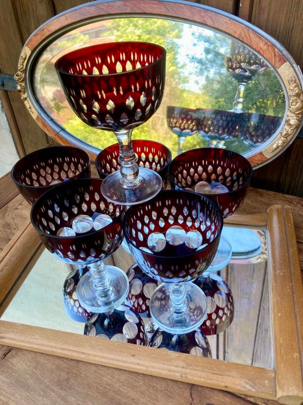 Exceptionnelles coupes à champagne en cristal multicouche rouges