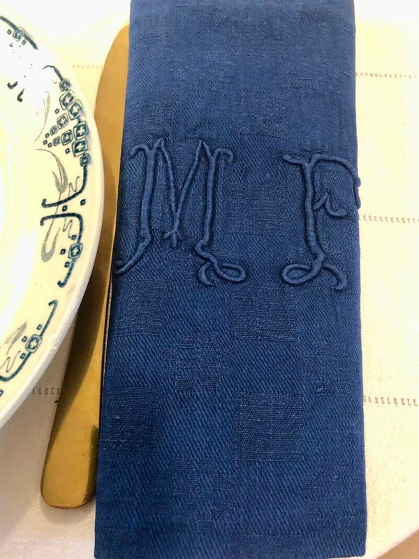 Serviettes anciennes damassées brodées teintées en bleu marine