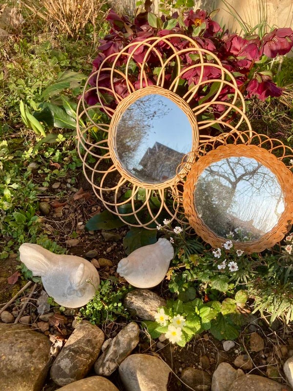 Très beaux miroirs fleurs en osier vintage