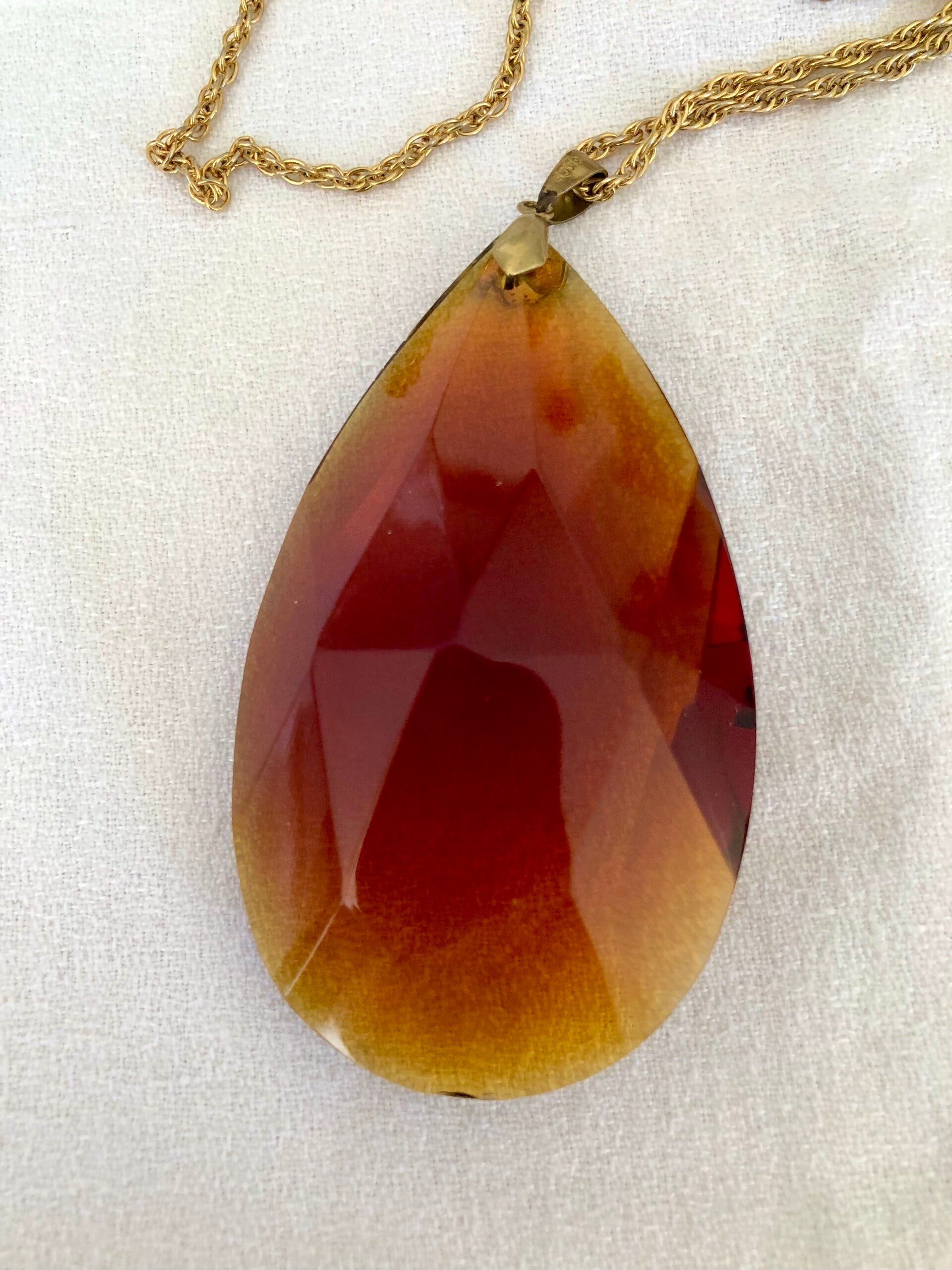 Spectaculaire pendentif en cristal ambré et chaine torsadée dorée