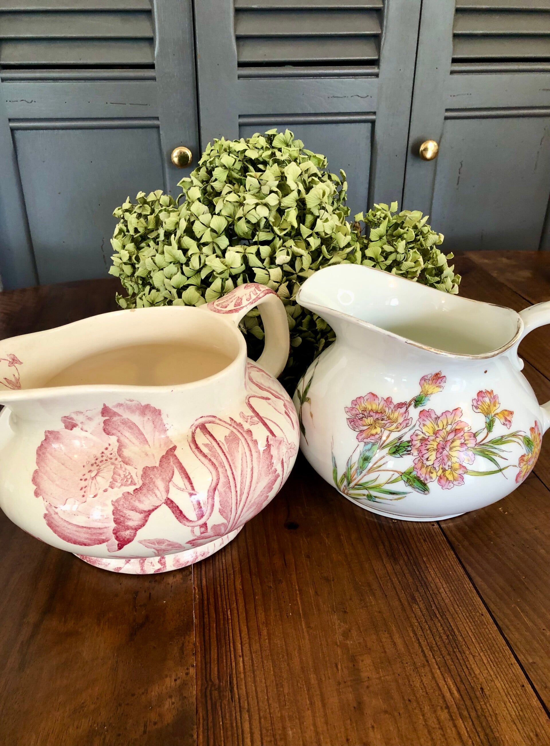 Charmants pichets anciens ventrus