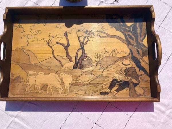 Superbe plateau en bois pyrogravé et teinté de 1927.