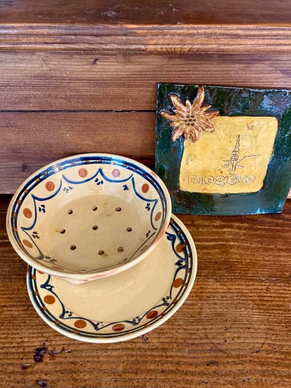 Egouttoir à fraises en poterie savoyarde de Marnaz