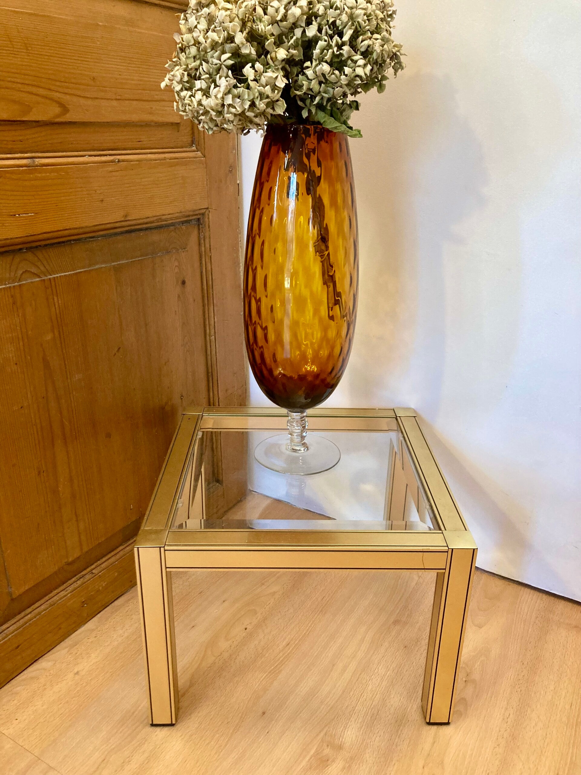 Table bout de canapé dorée et verre biseauté style Hollywood régency