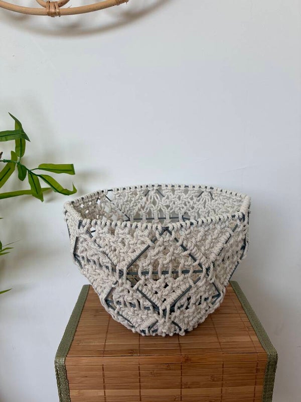 Metalen mandje met macramé