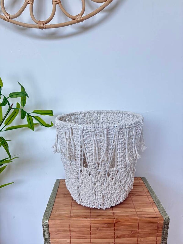 Metalen mandje B met macramé