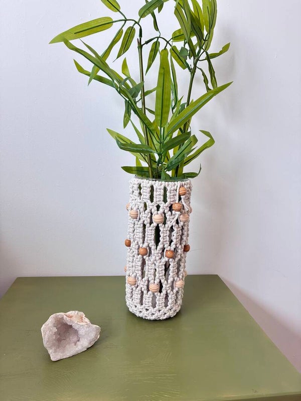 Macramé vaas met houten kralen