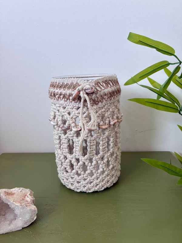 Vaas met imitatie schelpjes en jute