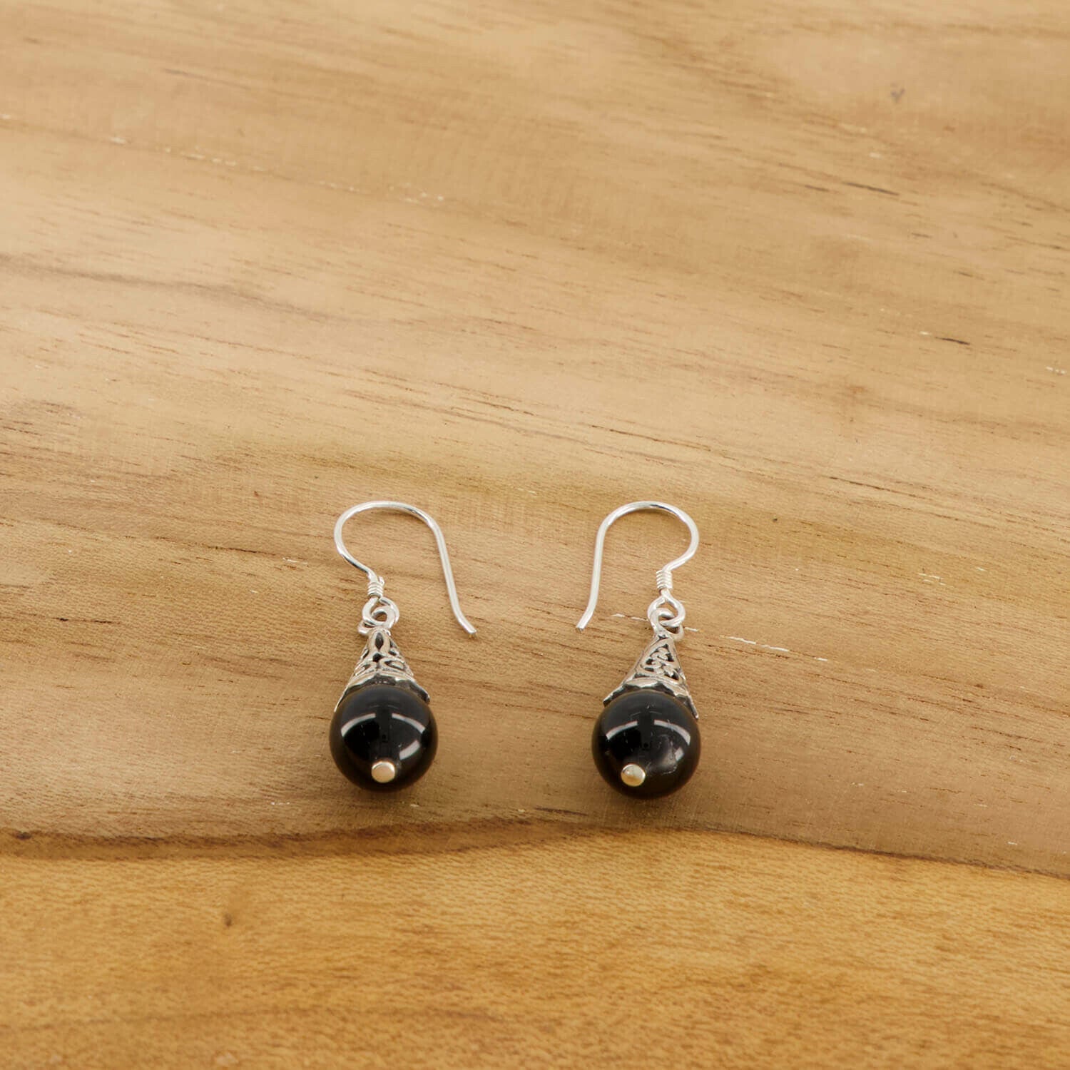 Pegeltjes oorbellen zwart bewerkt.