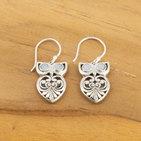 Uiltjes met parelmoer oorbellen