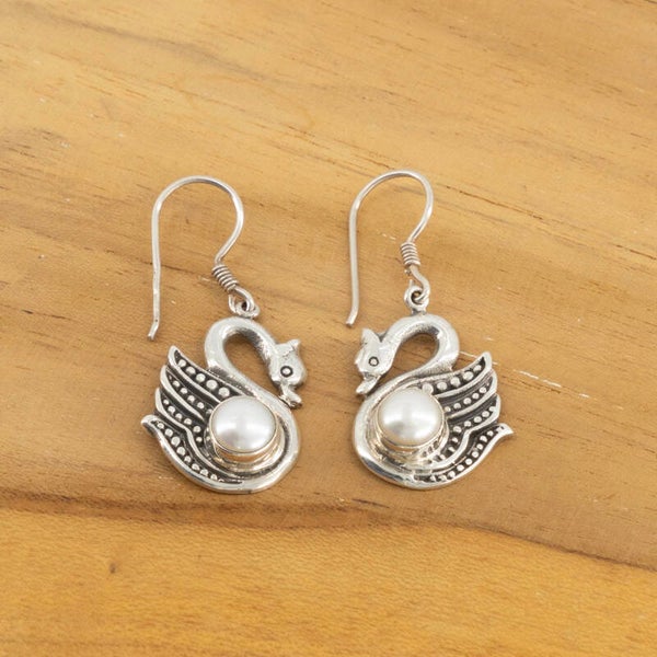 Zwaan oorbellen met parelmoer