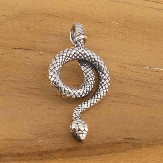 Slang hangertje bewerkt.