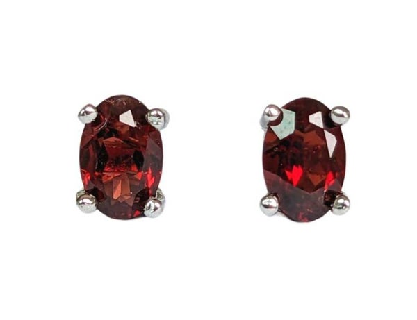 Pendientes Solitarios en Cobre Blanco con Granate Rojo Facetado AA