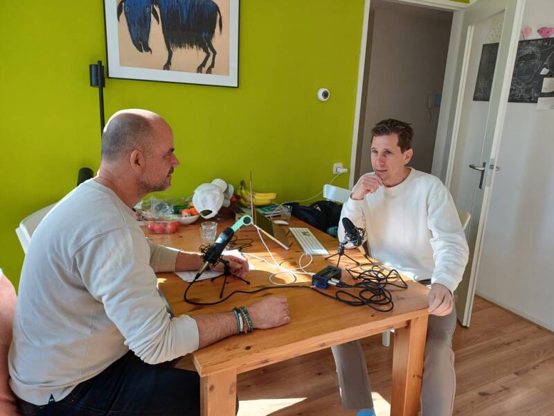 Erik Willems en Chris Knorren nemen een aflevering op van de Liefde Zonder Masker podcast over seksverslaving, herstel en hechting.