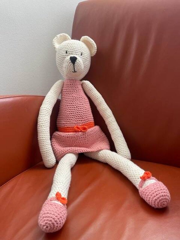 Knuffel met lange ledematen