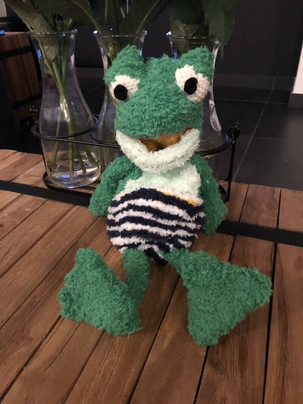 Kikker ( kleine versie) in de buik is ruimte voor een speeltje, cadeautje 
