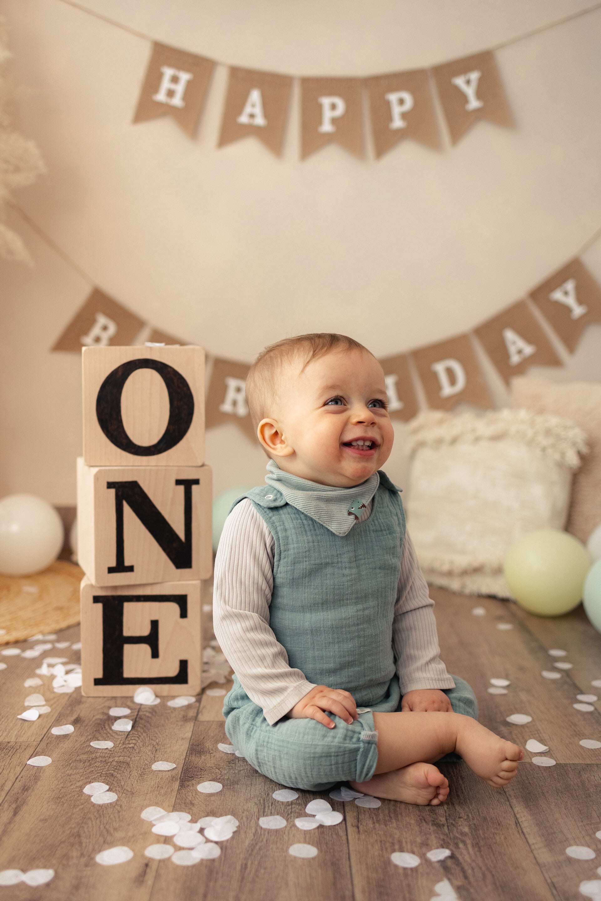 Pärchen steht in vertrauter Pose am wasser und blickt auf den Babybauch beim Babybauchshooting in Berlin 