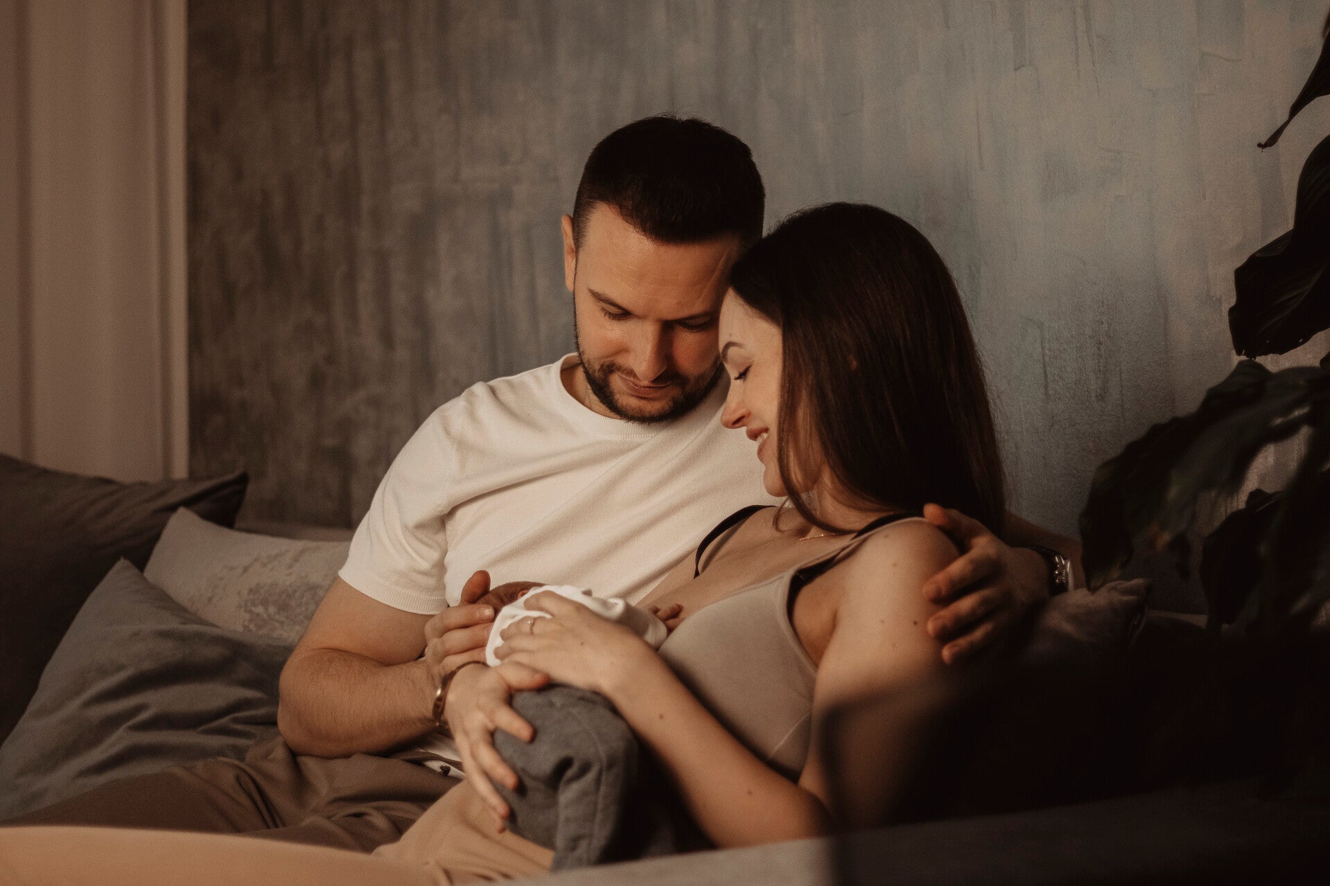 Glückliche Familie blickt der Sonne entgegen beim Familienshooting in Berlin 