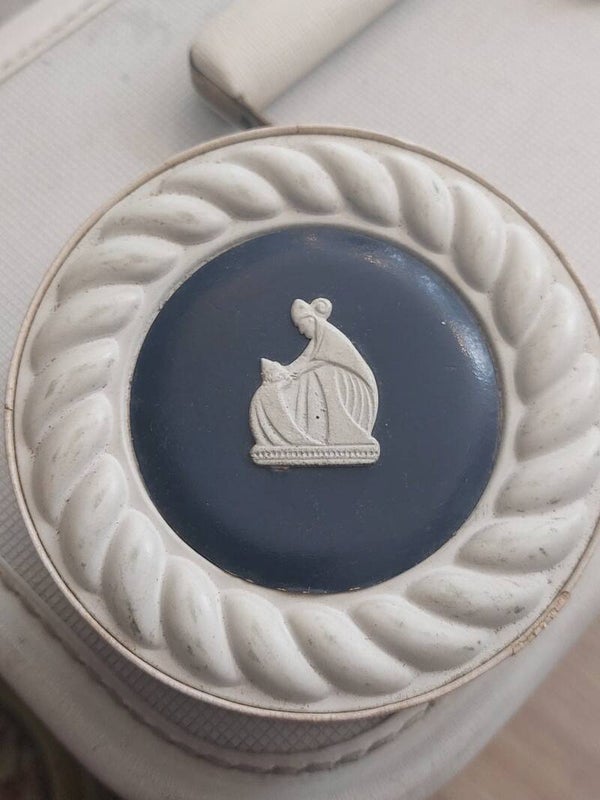 Lanvin poederdoos – blauw ivoor reliëf (ca. 1925–1935)