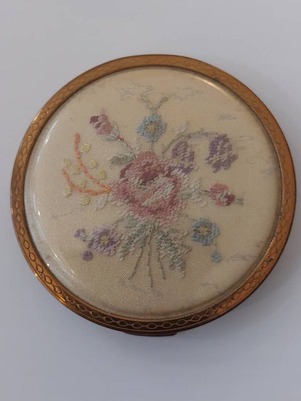 Vintage Mascot Poederdoos — Petit Point, Groot‑Brittannië