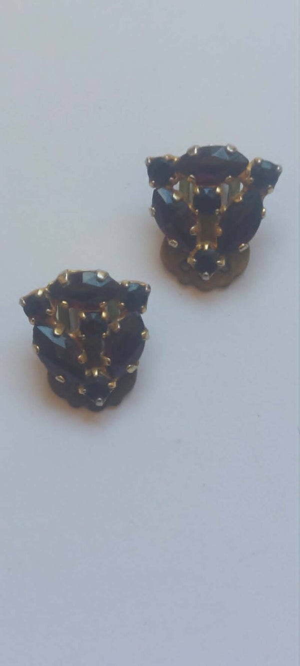 Oorclips met Donkerrode Steentjes – Bijoux