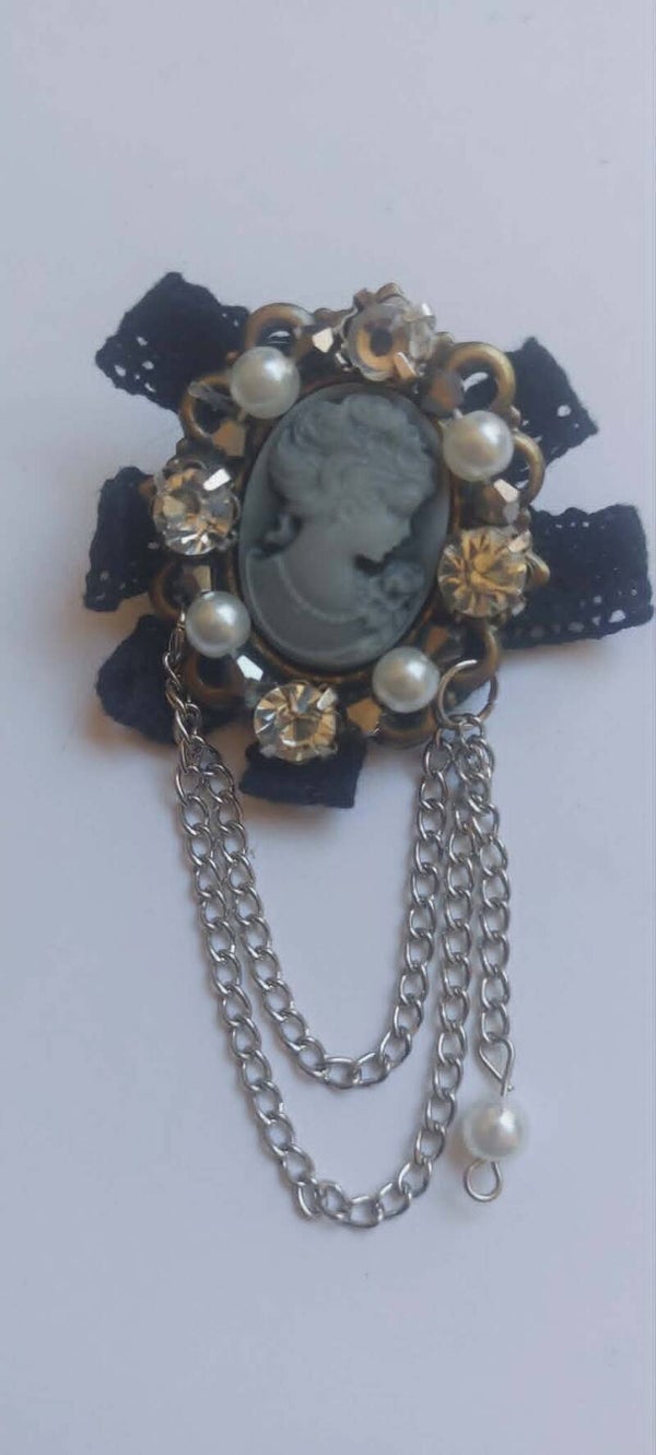 Broche met Cameo, Kant & Kettingkjes – Bijoux