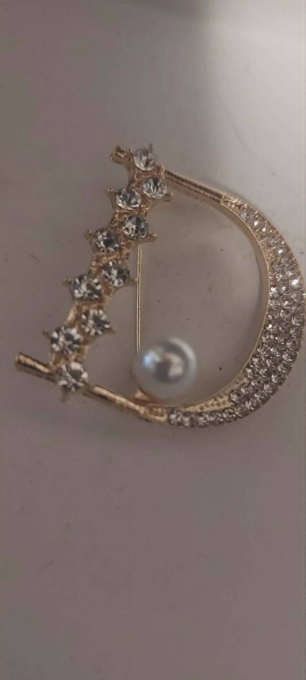 Elegant, in Parijs Opgedoken Gemerkte D‑Broche met Pareltoefje