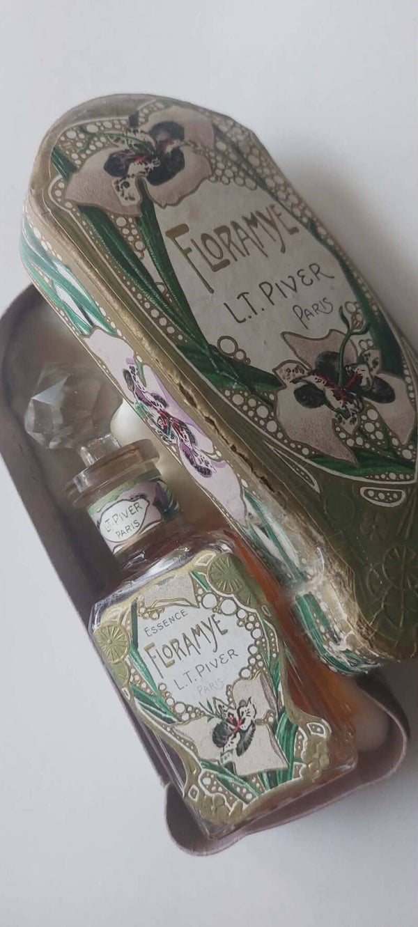 Essence Floramye parfumflacon in Art Nouveau‑doosje · L.T. Piver Paris · Foundation