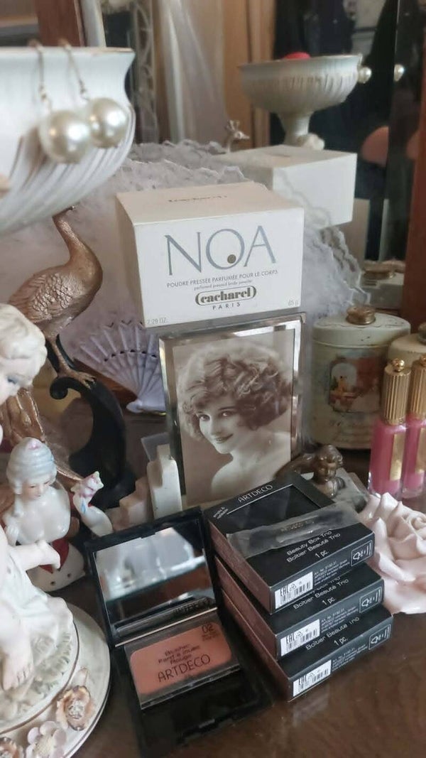 Cacharel NOA – Boîte de Poudre Parfumée – Rare & Discontinuée