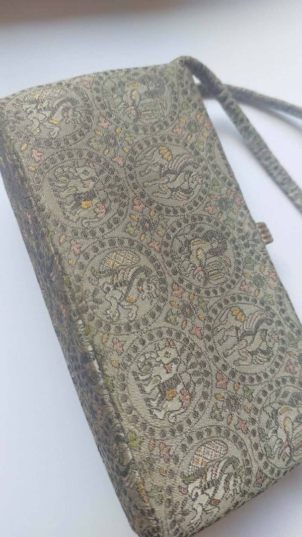 Vintage Gobelin Tasje – Klein – Goudkleurig Sierslotje & Spiegeltje – Élégances