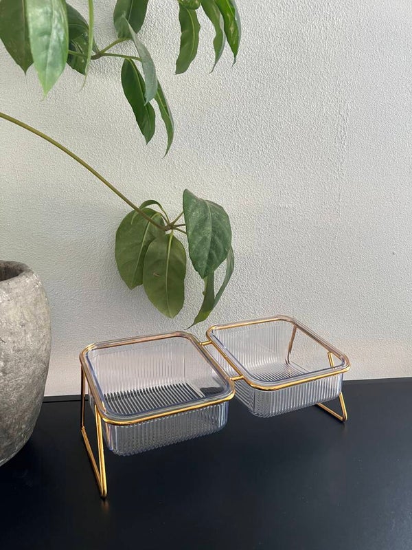 Voerbak met gouden metalen frame