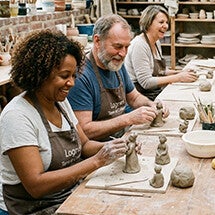 Des personnes font du modelage dans atelier de terre dans une ambiance convivale