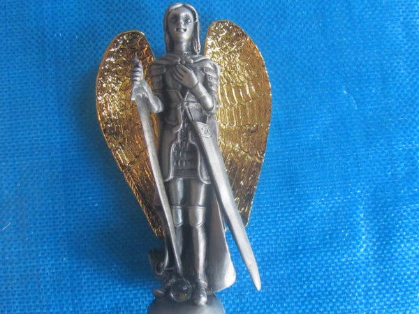 metalen engel met zwaard