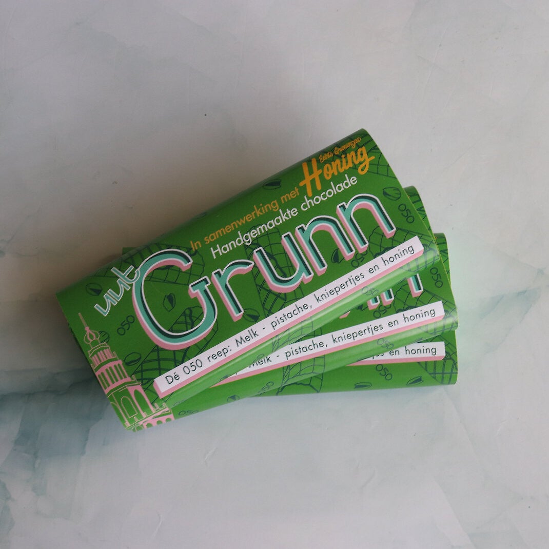 Uut Grunn melk chocolade reep met pistache, kniepertjes en honing