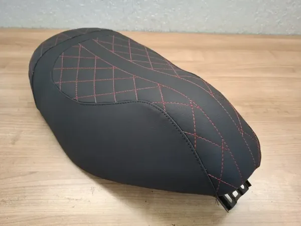 Zadel Piaggio ZIP 2000 - zwart met rood ruitmotief - EXTREME