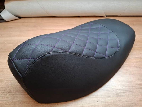 Zadel Peugeot Buxy / Zenith - zwart met paars ruitmotief