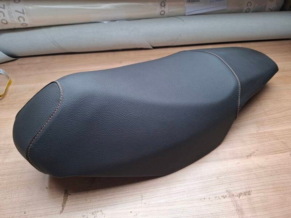 Zadel Peugeot Speedfight 3 - zwart met oranje sierstiksel