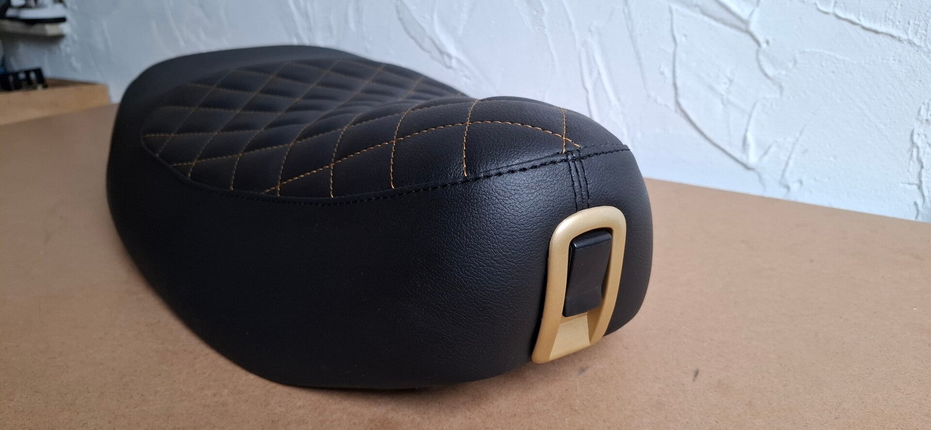 Zadel Vespa LX - zwart met goudkleurig ruitmotief en accenten