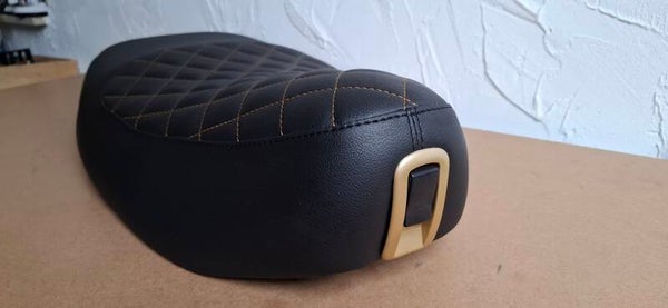 Zadel Vespa LX - zwart met goudkleurig ruitmotief en accenten