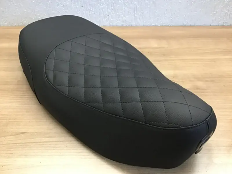 Zadel Vespa LX - zwart met ruitmotief zitvlak