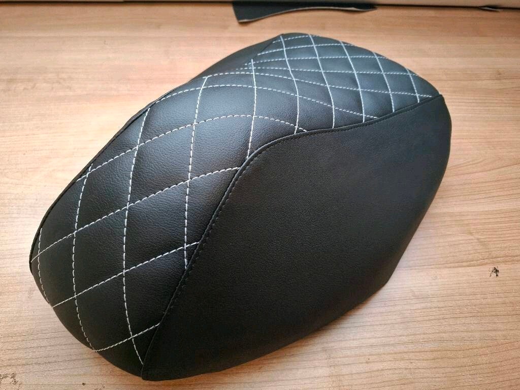 Zadel Yamaha Aerox - zwart, witte ruit