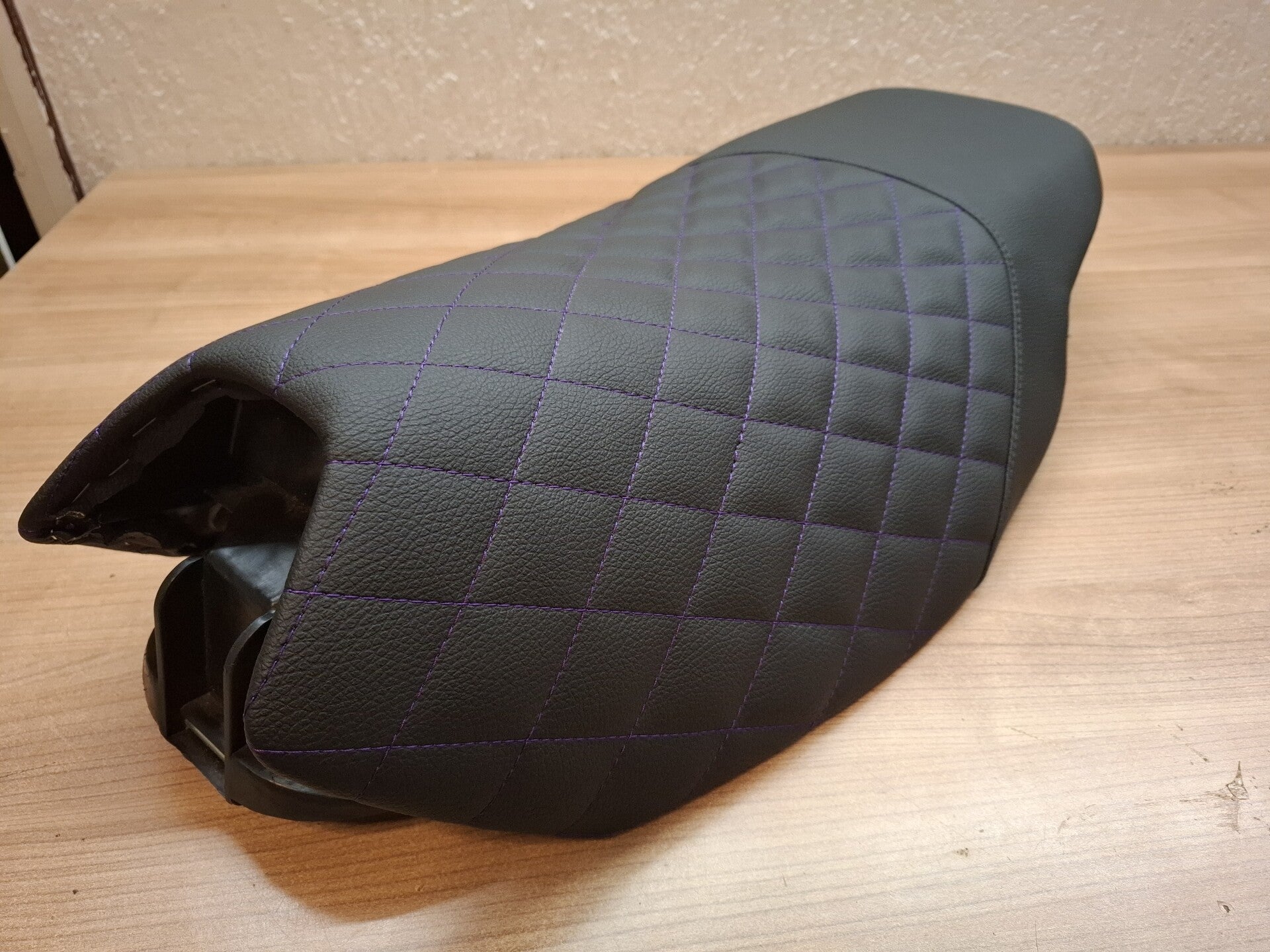 Zadel Peugeot Speedfight 1 / 2 - zwart met paars ruitmotief