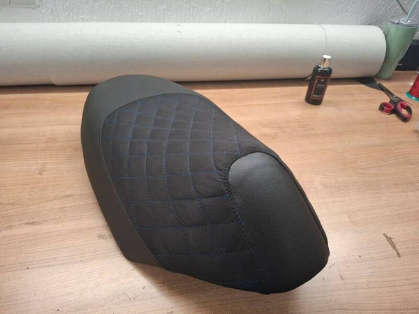 Zadel Peugeot Vivacity (oud model) - zwart met blauw ruitmotief