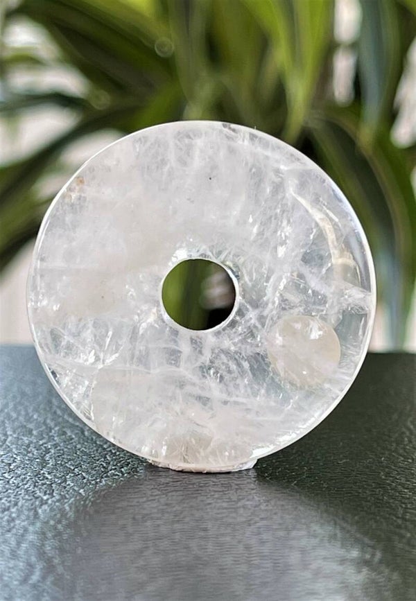Bergkristal hangertje donut, met veter, medium