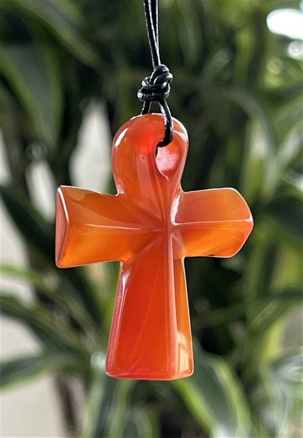 Carneool hangertje Ankh doorboord, met veter