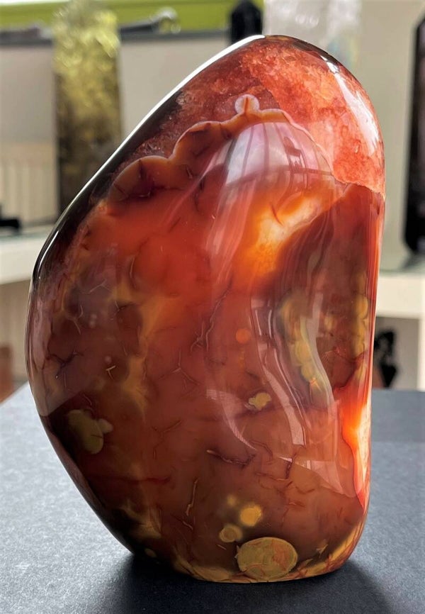 Carneool free form staand