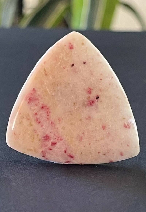 Cinnabar in Kwarts edelsteen cabochon driehoek, groot